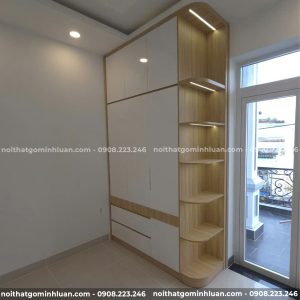 Tủ Quần Áo Kịch Trần Kết Hợp Kệ Trang Trí Gỗ Hiện Đại