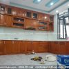 Tủ Bếp Gỗ Tự Nhiên Chữ L Có Tủ Trên Kính Hiện Đại 3 1787615116782 7872731142922356045 7872731142922356045 5698c8db6015a6e9f2fd7e9e22ded09a