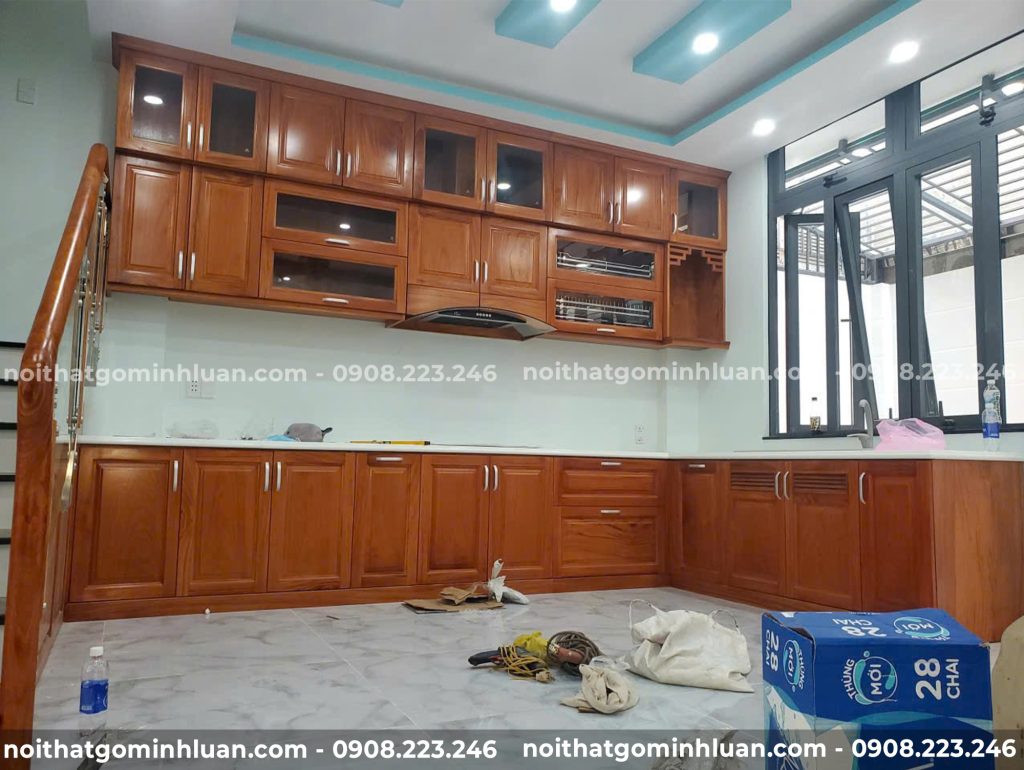 Tủ bếp đóng theo yêu cầu cần được tính toán kích thước, vị trí thiết bị và giải pháp hạn chế độ ẩm phù hợp với điều kiện sử dụng.