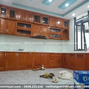 Tủ Bếp Gỗ Tự Nhiên Chữ L Có Tủ Trên Kính Hiện Đại