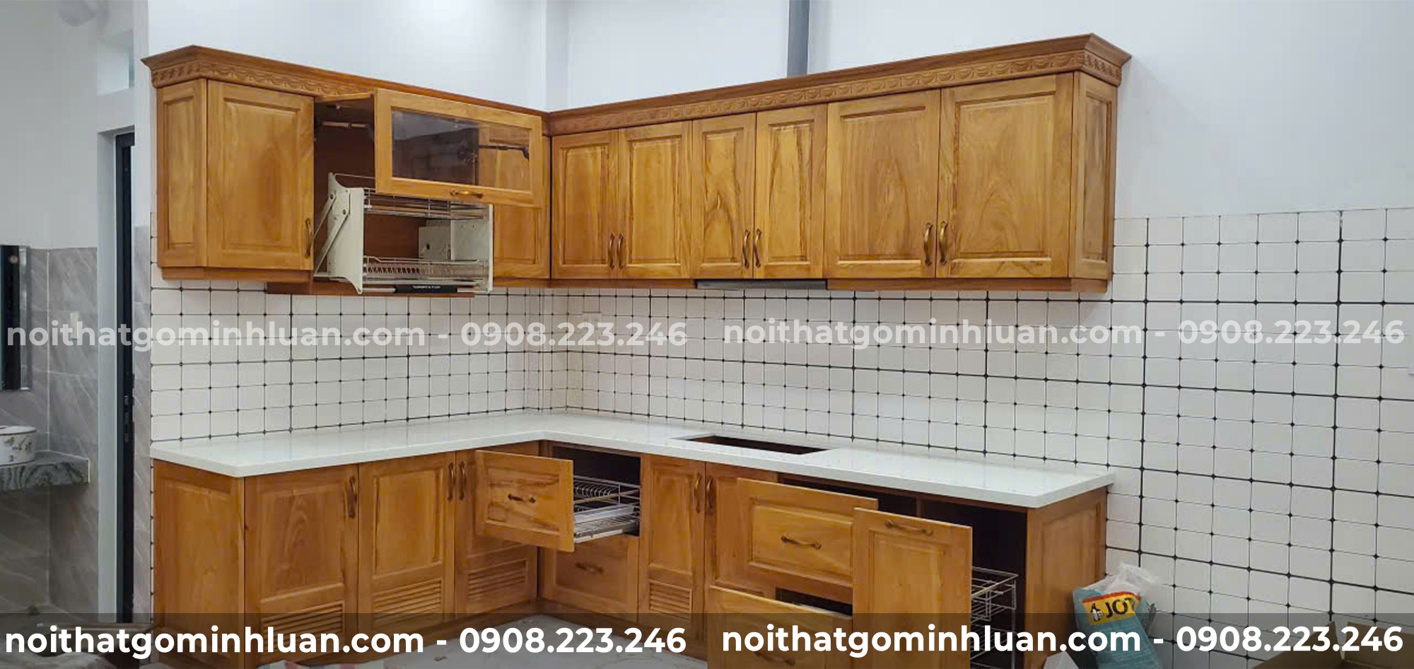 Tủ Bếp Gỗ Tự Nhiên Chữ L Có Tủ Trên Chạm Hoa Văn 1 Tủ Bếp Gỗ Tự Nhiên Chữ L Có Tủ Trên Chạm Hoa Văn