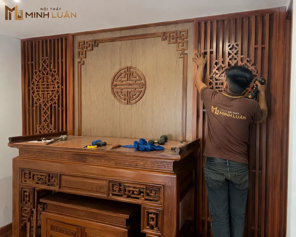 Vách phòng thờ bằng gỗ tạo điểm nhấn và tăng sự riêng tư cho không gian thờ cúng